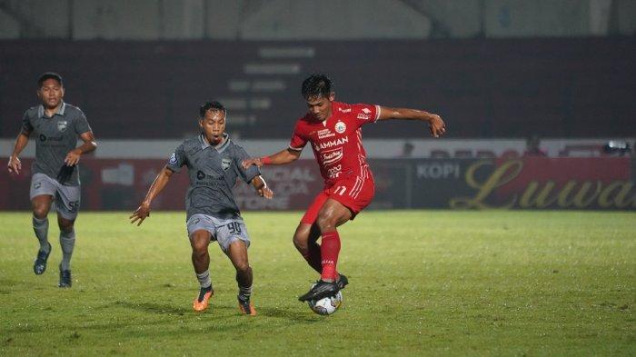 Aksi bek kiri Persija Jakarta, Firza Andika berusaha melewati kawalan pemain Borneo Fc dilanjutan Liga 1 yang berlangsung di Stadion Sultan Agung Bantul, Selasa (6/12/2022).