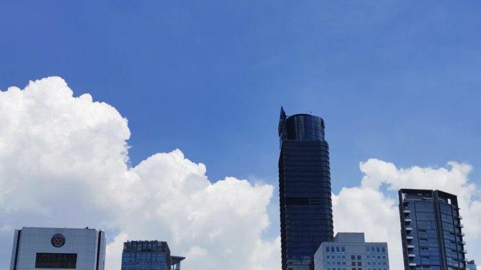 Foto langit biru Jakarta dari kawasan Dukuh Atas, Jakarta Selatan yang dipamerkan Gubernur DKI Jakarta Anies Baswedan di media sosial twitternya