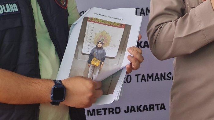 Kapolsek Metro Taman Sari, AKBP Rohman Yonky Dilatha, menunjukkan foto pelaku RDH yang berjilbab di Mapolsek Taman Sari, Jakarta Barat pada Kamis (29/9/2022). Padahal, dalam kesehariannya, perempuan berambut cepol itu tak pakai kerudung.
