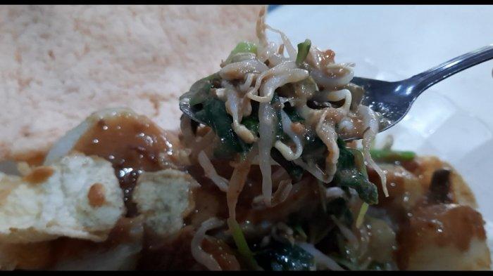 Gado-gado Bon Bin terdiri dari potongan sayuran rebus seperti kol, tauge, kacang panjang, bayam, timun, kentang, irisan tahu, juga ditambah telur rebus, dan potongan lontong yang legit, lalu disiram dengan bumbu kacangnya yang khas.