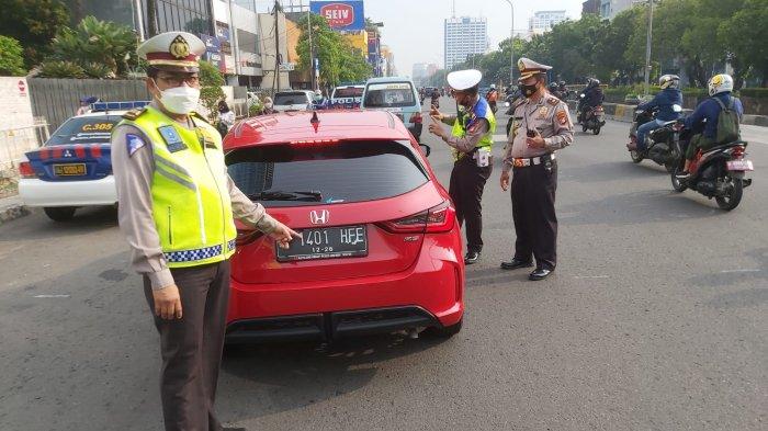 Sejumlah petugas Polantas Jakarta Barat memberikan sosialisasi terkait kebijakan Ganjil Genap di tiga wilayah Kecamatan Taman Sari, Jakarta Barat pada Senin (6/6/2022).