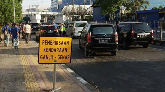 Penindakan ganjil-genap di Jalan Gunung Sahari, Pademangan, Jakarta Utara, Selasa (10/9/2019).