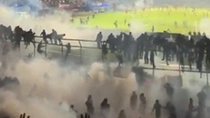 Gas air mata mengepung tribun penonton pascalaga Arema Vs Persebaya dalam lanjutan Liga 1 2022 di Stadion Kanjuruhan, Kabupaten Malang, Jawa Timur, Sabtu (1/10/2022) malam. Akibat kerusuhan itu, sekitar 129 orang meninggal dunia dan puluhan dirawat di berbagai rumah sakit di Kabupaten Malang, Kota Malang dan sekitarnya.