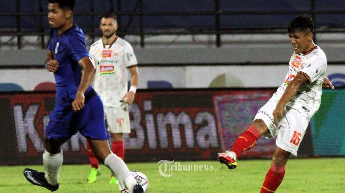 Gelandang baru Persija Jakarta, Ahmad Bustomi (kanan) coba melepaskan tembakan tapi diadang oleh pemain PSIS Semarang pada lanjutan pekan 18 BRI Liga 1 2021-2022 di Stadion Kapten I Wayan Dipta, Gianyar, Bali, Kamis (6/1/2022) malam. PSIS Semarang takluk 1-2 (1-1) dari Persija Jakarta karena brace Marko Simic (14', 69'), dan gol balasan yang dicetak Eka Febri Yogi Setiawan. T