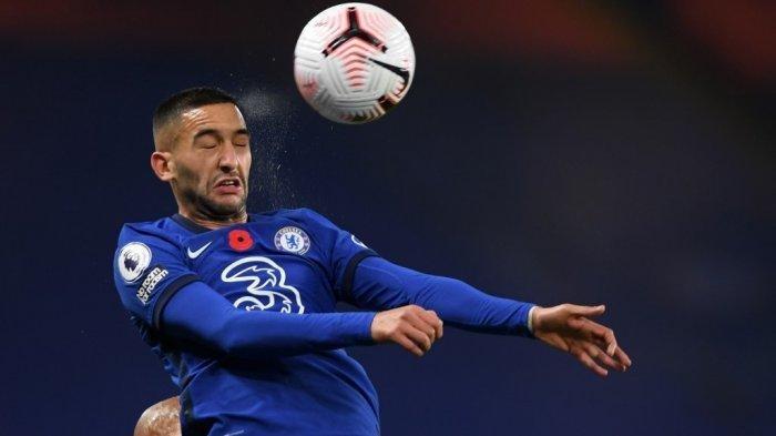 Gelandang Chelsea asal Maroko, Hakim Ziyech, melompat untuk menyundul bola selama pertandingan sepak bola Liga Premier Inggris antara Chelsea dan Sheffield United di Stamford Bridge di London pada 7 November 2020.