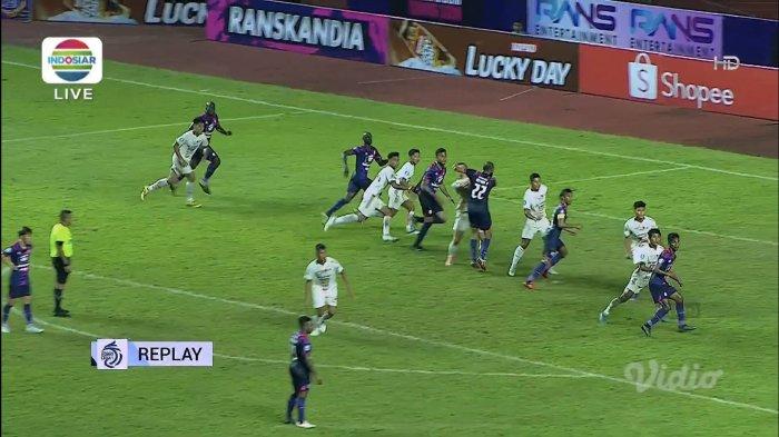 Laga RANS Nusantara FC vs Persija Jakarta yang berakhir 0-3 untuk kemenangan Macan Kemayoran diwarnai aksi menyikut Arthur Bonai terhadap Ondrej Kudela dalam laga pekan ke-5 Liga 1 2022-2023 di Stadion Pakansari, Bogor, Sabtu (20/8/2022) malam. Akun media sosial Arthur Bonai jadi sasaran kritik pendukung Persija.