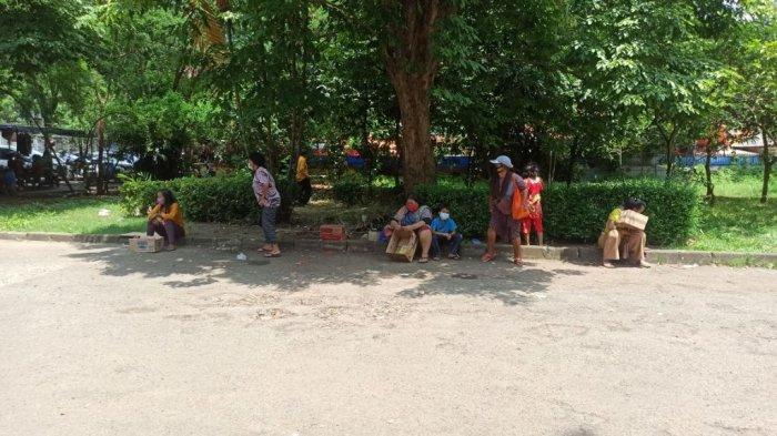 Sejumlah orang berkumpul di jalanan masuk menuju ke Vihara Bahtera Bhakti Ancol, Pademangan, Jakarta Utara, di momen peringatan Tahun Baru Imlek, Selasa (1/2/2022). Mereka menunggu jemaat pulang sambil berharap diberikan uang.