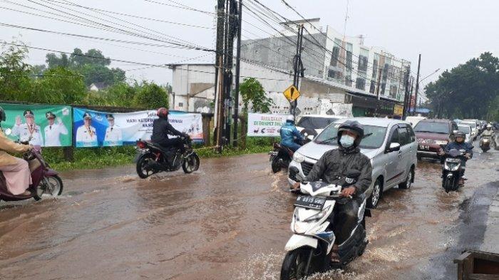 Genangan di Jalan Raya Maruga, Ciputat, persis di depan kantor Pemerintah Kota (Pemkot) Tangerang Selatan (Tangsel), Jumat (30/4/2021).