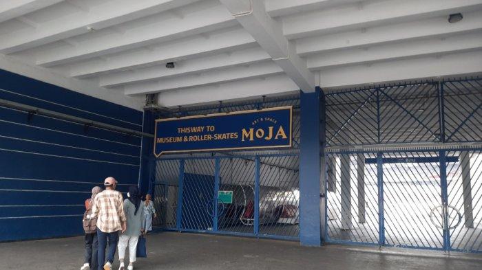 MoJA Museum ini bisa Anda kunjungi mulai pukul 11.00 WIB hingga 19.30 WIB. Lokasinya ada di kawasan Stadion Utama Gelora Bung Karno (SUGBK), tepatnya di Pintu Biru, Zona 8, Stadion Gelora Bung Karno (SUGBK).