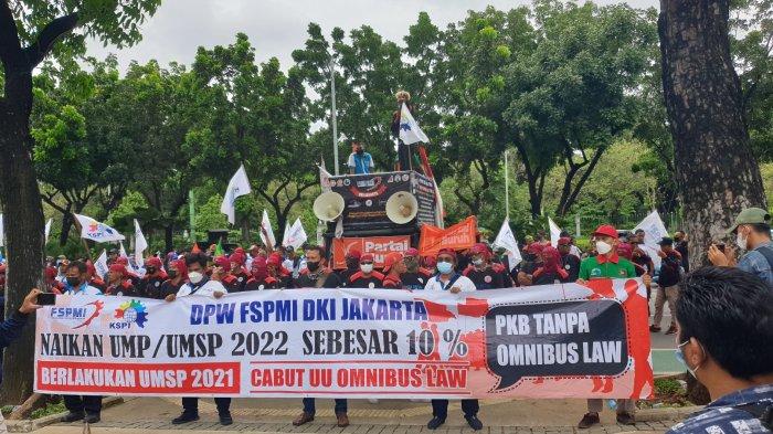 Bertepatan dengan Hari Pengumuman UMP DKI 2022, Buruh Geruduk Kantor Anies di Balai Kota