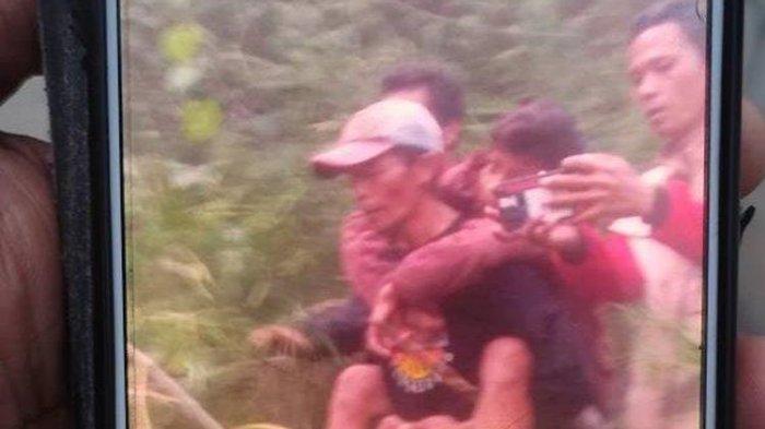 Gibran (14), pendaki Gunung Guntur yang hilang selama enam hari, tengah dievakuasi Tim SAR Gabungan, Jumat (24/9/2021).