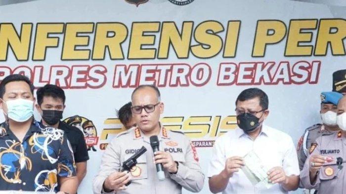 Kapolres Bekasi Kombes Polisi Gidion Arif Setyawan (tengaj) bersama jajarannya saat menggelar Konferensi pers ungkap kasus curanmor, Rabu (22/6/2022).
