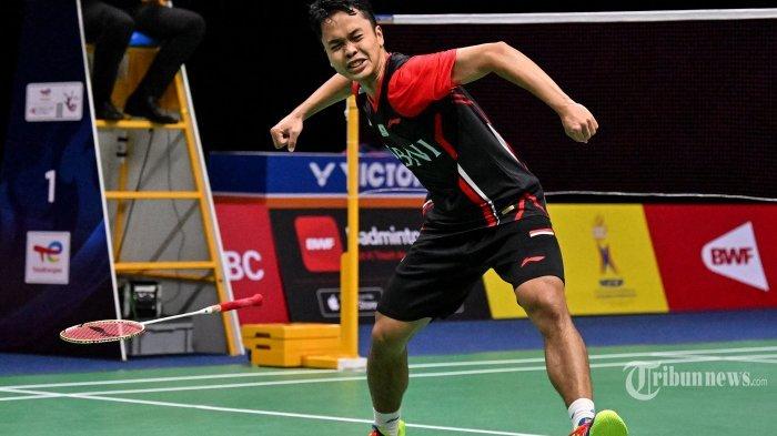 Pebulu tangkis tunggal putra Indonesia, Anthony Sinisuka Ginting merayakan kemenangannya atas pebulu tangkis China, Zhao Jun Peng dalam laga perempat final Piala Thomas (Thomas Cup) 2022 di Impact Arena, Bangkok, Thailand, Kamis (12/5/2022). Anthony Ginting berhasil mengalahkan Zhao Jun Peng melalui rubber game dengan skor 21-12, 25-27, 21-17.