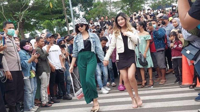 Citayam Fashion Week kini kedatangan penyanyi Gisella Anastasia. Gisel rupanya bertemu dengan Bonge remaja pentolan SCBD yang viral lewat Citayam Fashion Week.
