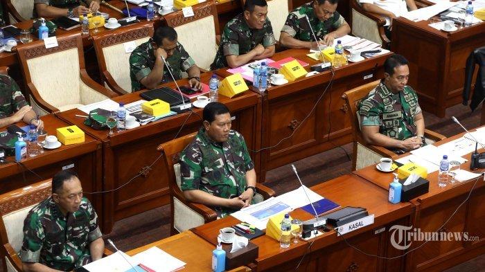 Panglima TNI Jenderal TNI Andika Perkasa bersama KASAL Laksamana TNI Yudo Margono dan KASAU Marsekal TNI Fadjar Prasetyo mengikuti rapat kerja dengan Komisi I DPR di Kompleks Parlemen, Senayan, Jakarta, Senin (5/9/2022). Rapat kerja tersebut membahas RKA Kemhan/TNI TA 2023 dan isu-isu aktual lainnya.