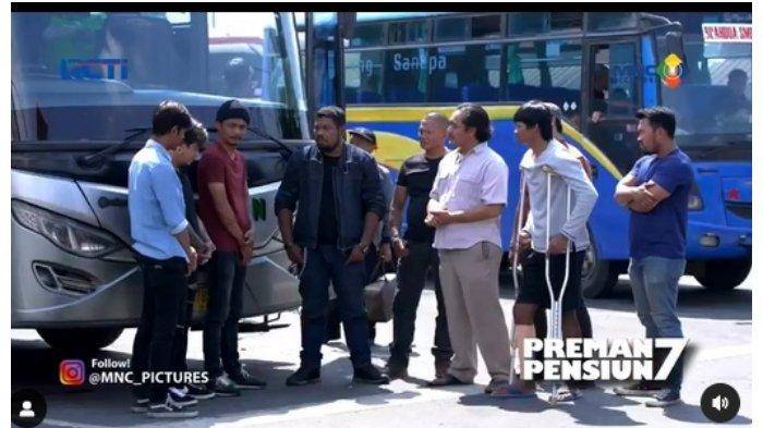 Gobang ditemani Trio MCU, Bubun dan Iwan menemui para juniornya di terminal.