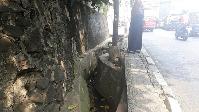 Gorong gorong yang belum tertutup di wilayah Jati Padang Jalan Raya Ragunan.