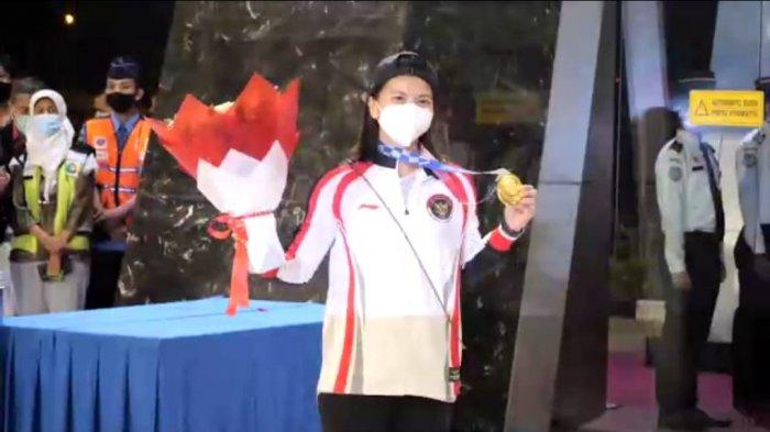 Tangkapan layar siaran langsung di YouTube kedatanganan Tim ganda puteri bulutangkis Indonesia Peraih medali emas Olimpiade Tokyo, Jepang, Greysia Polii dan Apriyani Rahayu di Gedung VVIP Terminal 3 Bandara Soekarno Hatta, Kamis (5/8/2021) dini hari.