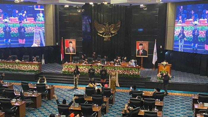 Gubernur DKI Jakarta Anies Baswedan dan Ketua DPRD DKI Prasetyo Edi Marsudi asyik nari tortor disela Sidang Paripurna Istimewa HUT ke-495, Rabu (22/6/2022).