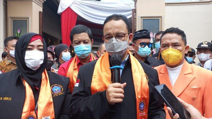 Gubernur DKI Jakarta Anies Baswedan di acara aksi peduli donor darah di wilayah Kramat Jati, Jakarta Timur, Minggu (21/11/2021).