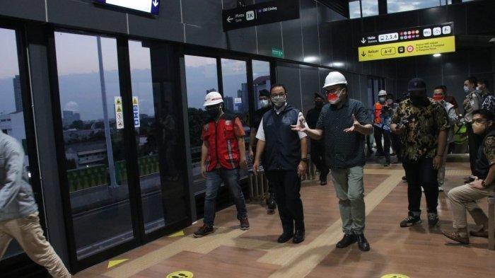 Gubernur DKI Jakarta Anies Baswedan saat meninjau halte Cakra Selaras Wahana (CSW), Jakarta Selatan