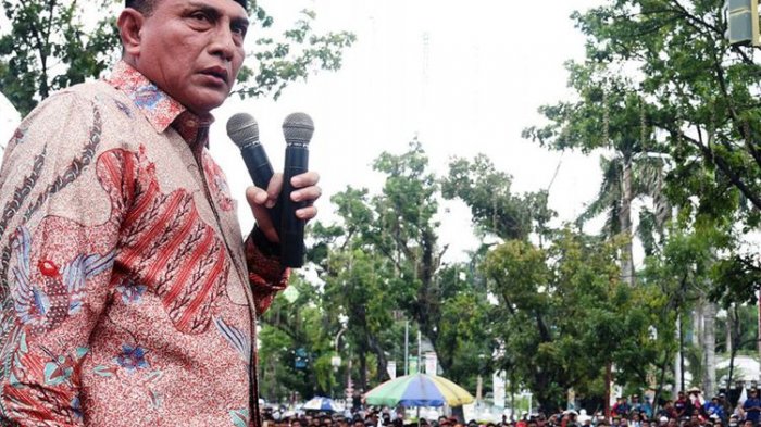 Gubernur Sumut Edy Rahmayadi menemui massa nelayan yang demonstrasi ke kantor gubernur, Kamis (13/9/2018).