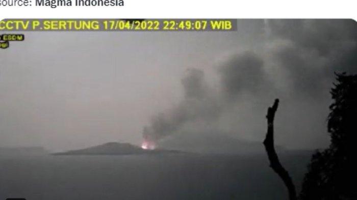 Gunung Anak Krakatau di Selat Sunda kembali erupsi pada Minggu (17/4/2022) malam.