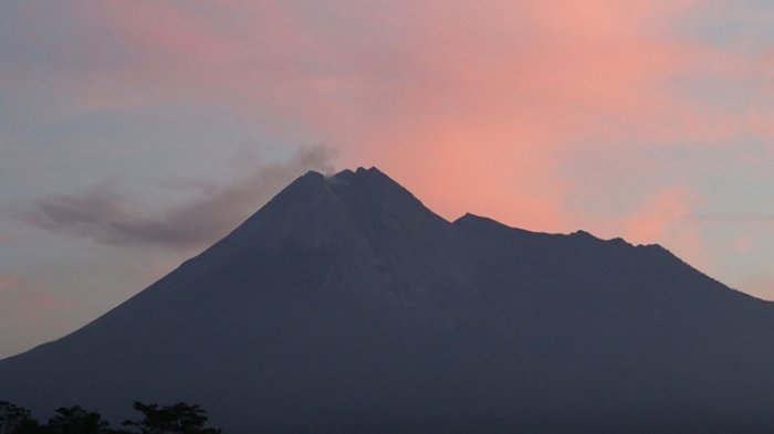 Gunung Merapi mengalami hembusan dengan durasi 10-12 detik di Bronggang, Sleman, Sabtu (2/6/2018).