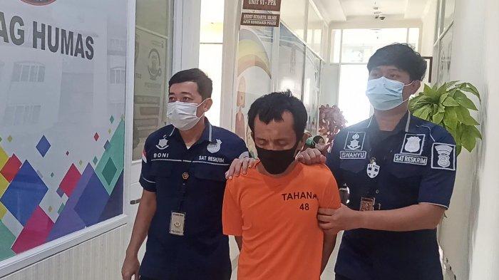 Manaek Tua Parlindungan (40), guru les yang cabuli empat anak didiknya di kawasan Cilincing, Jakarta Utara.