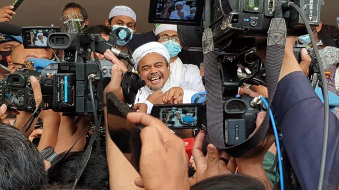 Habib Rizieq Shihab datangi Polda Metro Jaya, Jakarta Selatan, Sabtu (12/12/2020) pagi. Imam Besar FPI itu memilih datang sehari lebih awal karena tidak ingin ada hal yang simpang siur tentang dirinya.