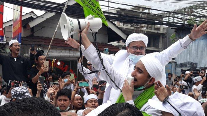 Belum turun dari mobilnya, Habib Rizieq Shihab langsung menyerukan revolusi akhlak ke massa yang menyambutnya di Petamburan, Jakarta Pusat, Selasa (10/11/2020). Imam Besar FPI itu pulang ke rumahnya di Petamburan III, Jalan KS Tubun, Jakarta Pusat, setibanya dari Bandara Soekarno-Hatta, Tangerang.