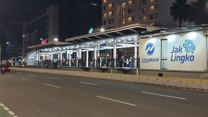 Halte Transjakarta HI, pada malam Tahun Baru 2022.