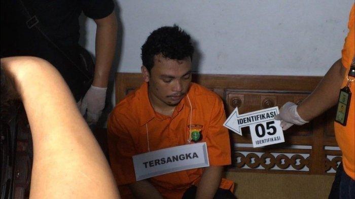 Haris Simamora memperagakan 37 adegan dalam kasus pembunuhan Diperum Nainggolan dan tiga anggota keluarganya di rumah korban di Jalan Bojong Nangka 2, Pondok Gede, Bekasi , Jawa Barat, Rabu (21/11/2018).