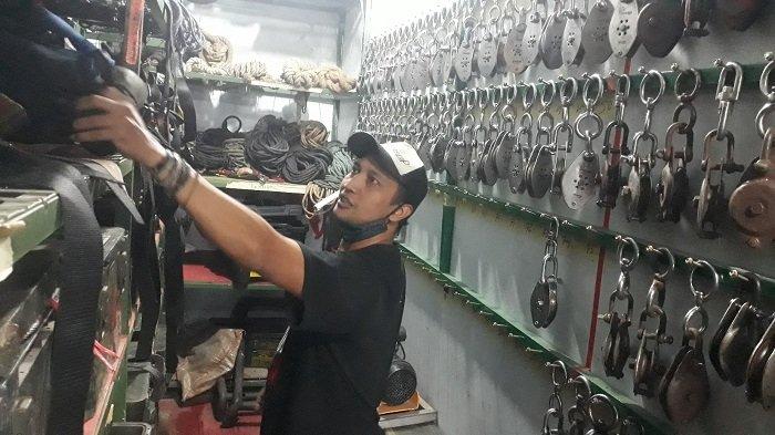 Hendra sedang memeriksa peralatan untuk adegan berbahaya di ruang inventaris Komunitas Piranha Stunt Indonesia di kawasan Cilodong, Depok, Jawa Barat pada Kamis (8/4/2021).