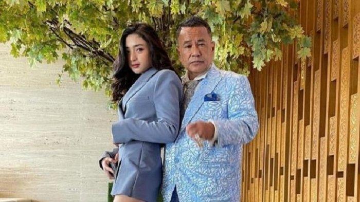 Asisten pribadi Intan Vilya Aprilliyani berpose bersama Hotman Paris. Intan mengaku dirinya jadi korban penganiayaan waria di kelab malam dan sudah melaporkan kejadian itu ke Polres Metro Jakarta Selatan.