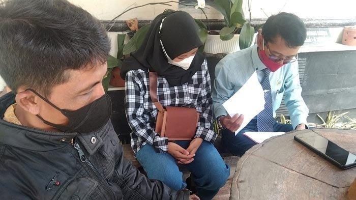 GR (18) didampingi kuasa hukumnya melaporkan majikannya ke Satreskrim Polres Malang, Selasa (29/3/2022).