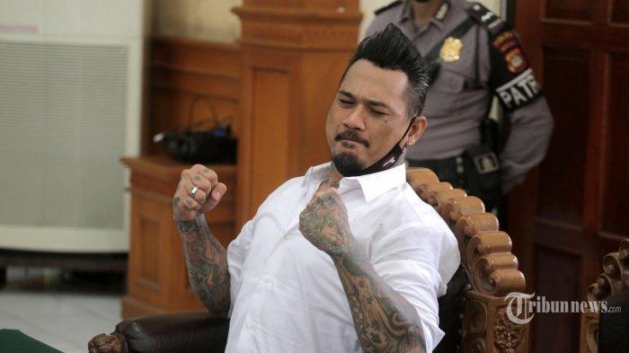 I Gede Ari Astina alias Jerinx SID menjalani sidang saksi kasus dugaan pencemaran nama baik di Pengadilan Negeri Denpasar, Kota Denpasar, Bali, Selasa (13/10/2020). Sidang Jerinx kali ini untuk pertama kalinya digelar secara tatap muka.