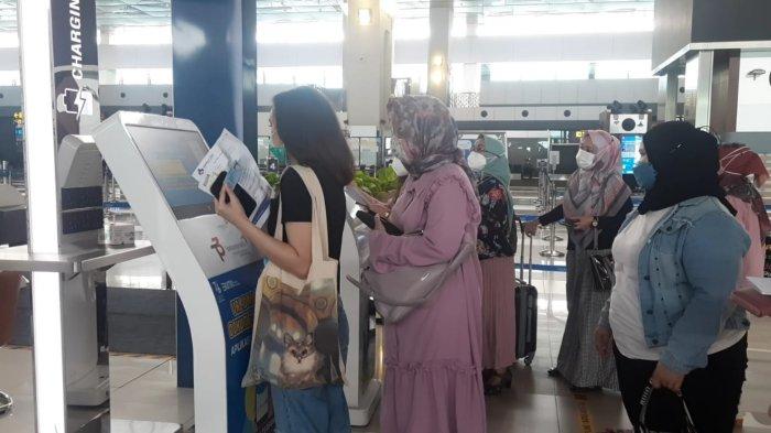Pekerja Migran Indonesia (PMI) di Terminal 3 Bandara Soekarno-Hatta yang kebingungan karena validasi berkasnya macet sehingga dilakukan secara manual, Kamis (5/10/2021).