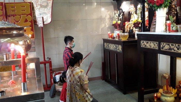 Warga etnis Tionghoa saat beribadah di Vihara Amurva Bhumi, Jatinegara, Jakarta Timur, Jumat (12/2/2021).