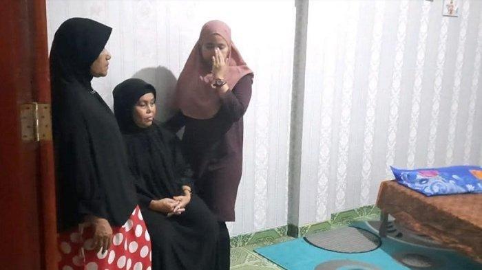 Ibunda komedian Sapri Pantun ditemui di rumah duka, kawasan Cipulir, Jakarta Selatan, Senin (10/5/2021).