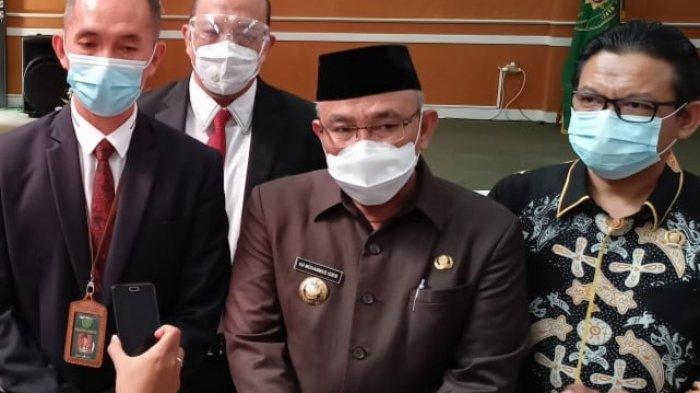 Wali Kota Depok, Mohammad Idris (tengah), saat dijumpai wartawan di Pengadilan Negeri Depok, Cilodong, Jumat (5/3/2021)