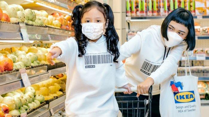 IKEA kini mulai merilis koleksi fashion di Indonesia. Koleksi tersebut hadir lewat seri Eftertrada yang memiliki desain simple dengan warna dominan putih