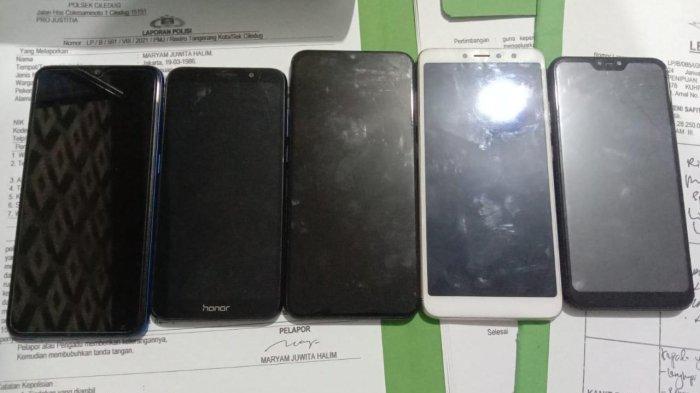 Barang bukti handphone yang dirampas jambret OA (27) dari emak-emak yang naik motor sendirian di bilangan Ciledug, Kota Tangerang, Senin (26/9/2022).