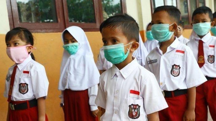 ILUSTRASI Pembelajaran tatap muka (PTM) pada masa pandemi Covid-19 - Siswa SD Negeri 002 Ranai melakukan aktivitas belajar menggunakan masker di Kabupaten Natuna, Kepulauan Riau, Indonesia, Selasa (4/2/2020).