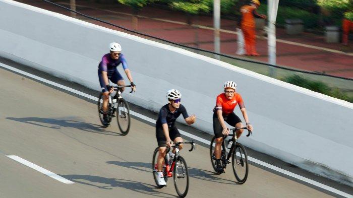 Pesepeda road bike melintas di jalan layang non tol (JLNT) Kampung Melayu-Tanah Abang, Sabtu (5/6/2021). Pemprov DKI Jakarta mengeluarkan kebijakan istimewa untuk pesepeda road bike seperti membolehkan melintasi JLNT diakhir pekan dan road bike dapat melintas pada jalur kendaraan bermotor di luar jalur sepeda yang telah tersedia Jalan Sudirman-Thamrin pada Senin-Jumat, mulai pukul 05.00-06.30 WIB.