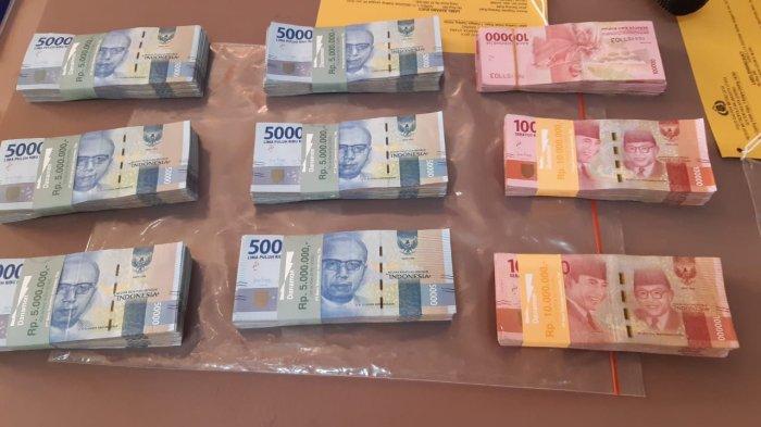 Uang tunai puluhan juta yang disita polisi dari pelaku penipuan HW.