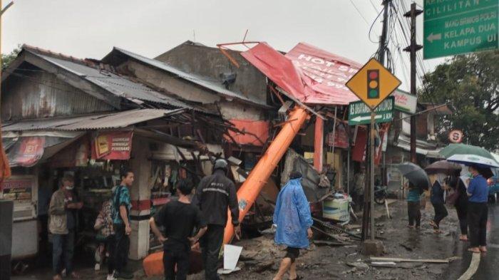 Imbas angin kencang di Depok, Selasa (8/3/2022).