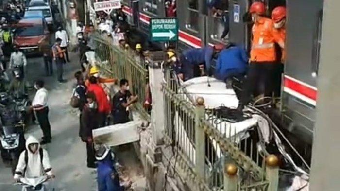 Insiden kecelakaan rangkaian KRL Commuter Line KA 1077 yang menabrak sebuah mobil di lintas Stasiun Citayam - Stasiun Depok di Kilometer 34+4/5 menyebabkan waktu perjalanan KRL di lintasan ini ikut terimbas.