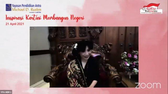 Perancang Busana & Pelaku Industri Kreatif Anne Avantie dalam diskusi yang engusung tema “Inspirasi Kartini Membangun Negeri”, yang digelar YPA-MDR, Rabu (21/4/2021).