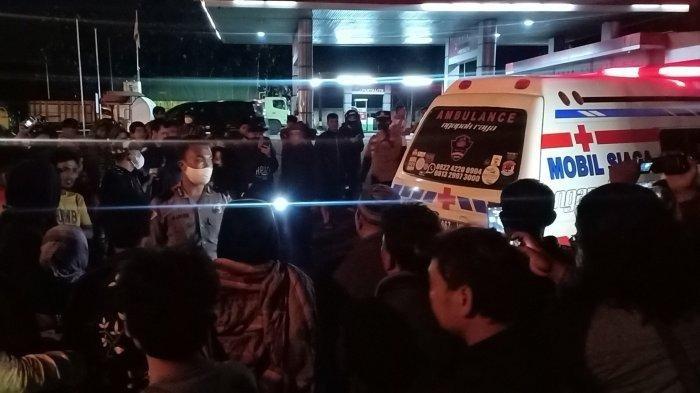 Isak tangis keluarga memecah keheningan malam di Kampung Cilame Desa Ciaro Kecamatan Nagreg Kabupaten Bandung jenazah Salsabila tiba, Minggu (19/12/2021) dini hari.